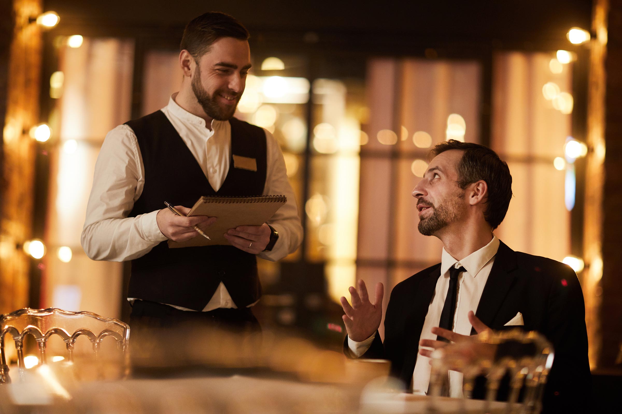 Ein Mann bestellt in einem vornehmen Restaurant